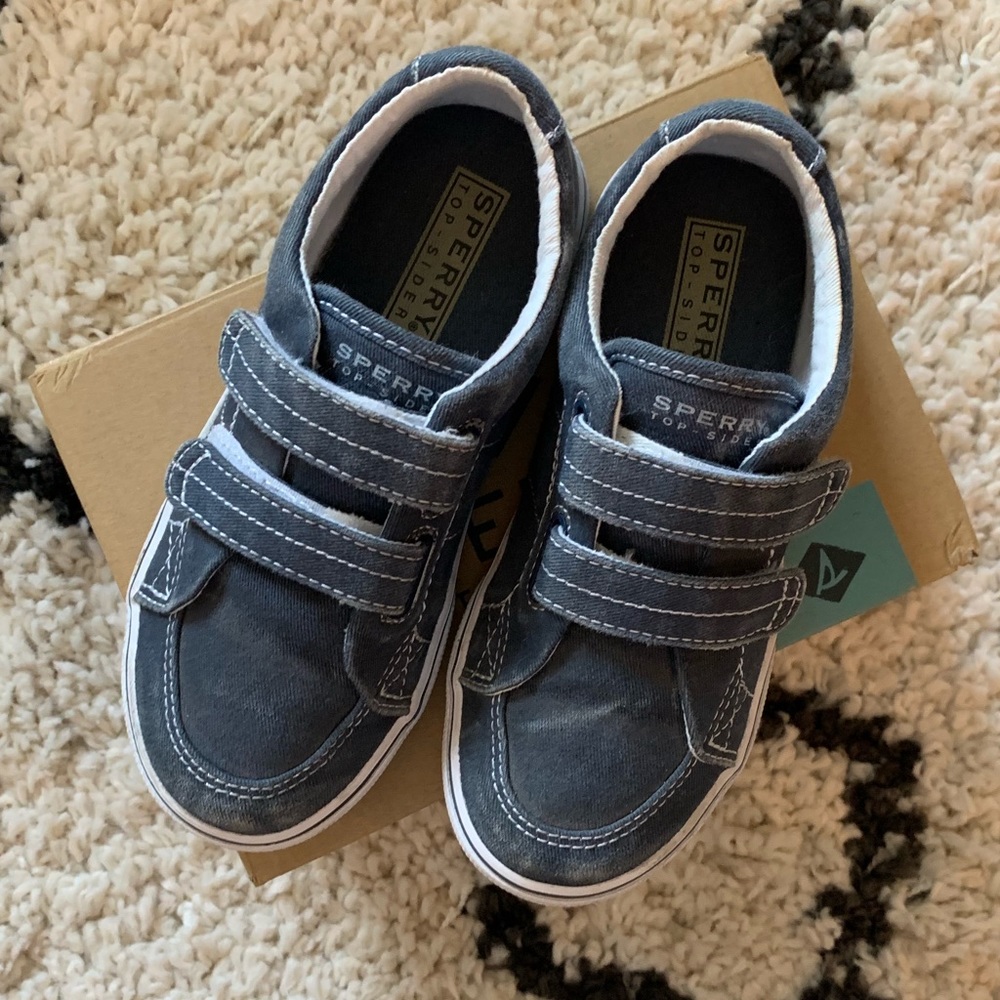 Speedy Sneakers with Velcro Straps
